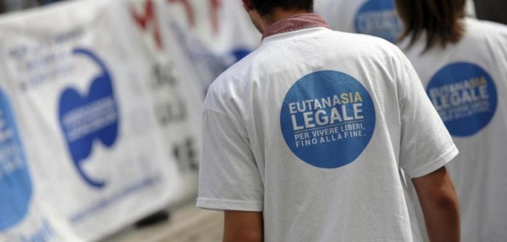 Immagine: persona di spalle con la maglietta "Eutanasia Legale"