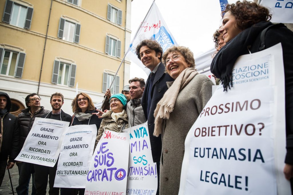 Parlamento, ricordati dell'eutanasia. Manifestazione a Montecitorio dopo l'approvazione della legge sul testamento biologico.