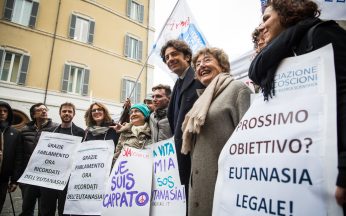 Parlamento, ricordati dell'eutanasia. Manifestazione a Montecitorio dopo l'approvazione della legge sul testamento biologico.