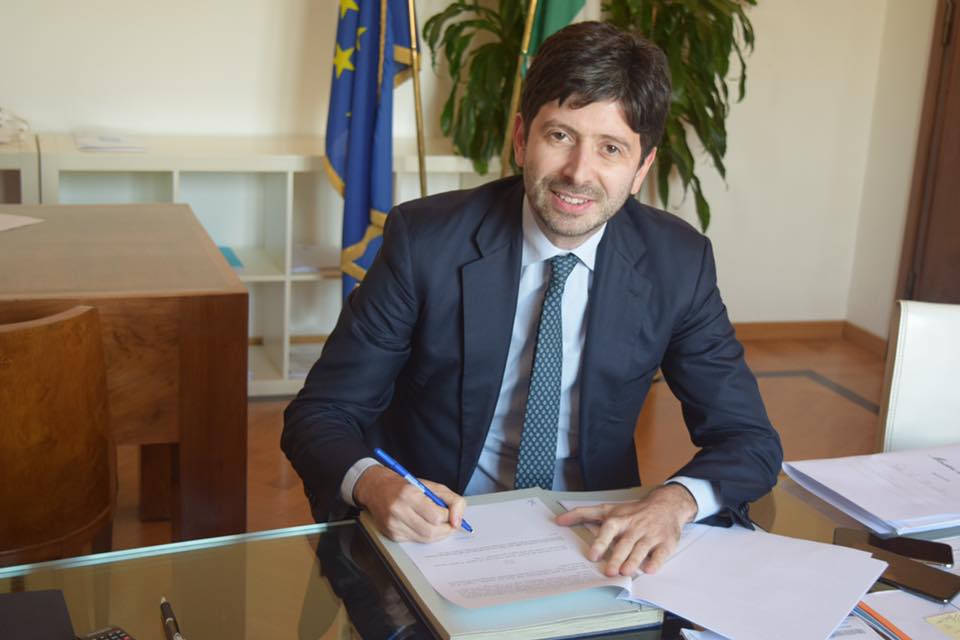 Roberto Speranza firma decreti sulle DAT