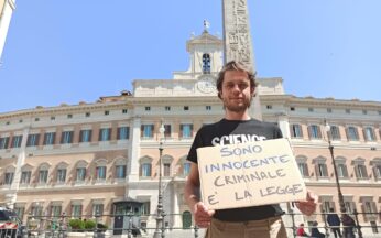 Matteo Mainardi torna a Montecitorio il giorno dopo il sequestro della sua pianta di Cannabis
