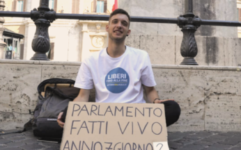 Francesco Scinetti in presidio permanente sotto Montecitorio per l'eutanasia legale